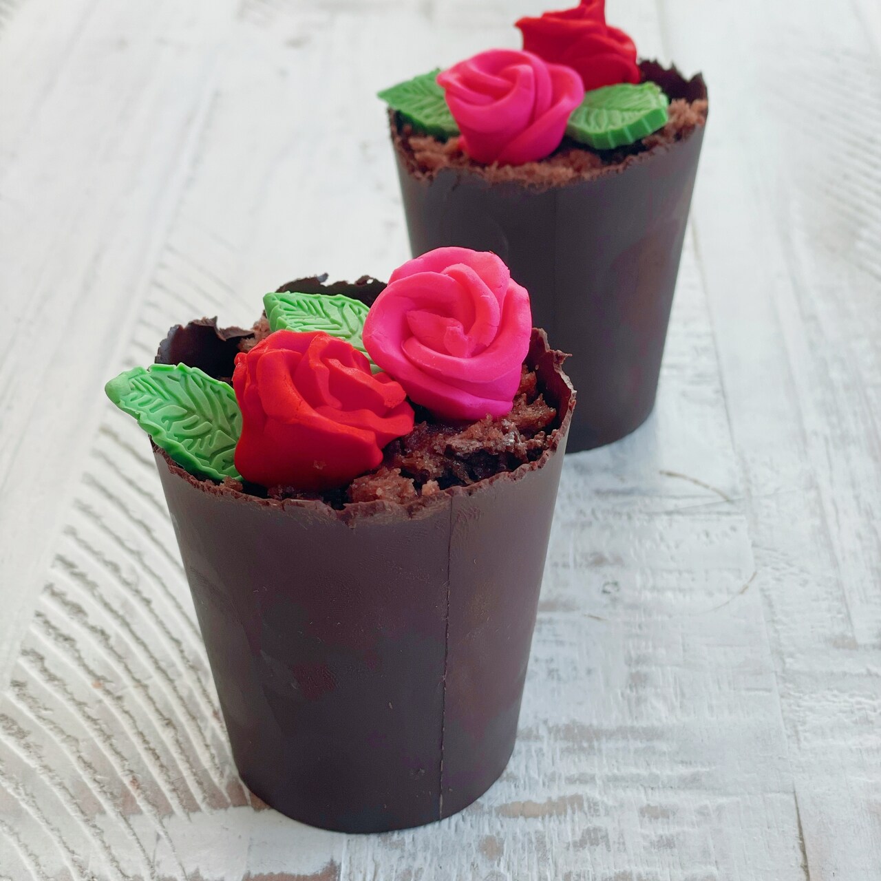 Chocolate Pot Cupcakes with Fondant Roses with @wildbakes